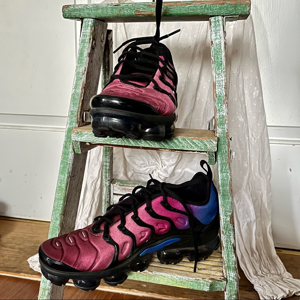 Nike Air VaporMax Plus women's sneakers, multicolor (red violet blue) - size 10